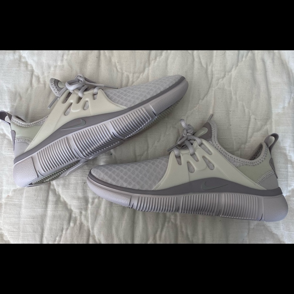 White Nike tennis shoes